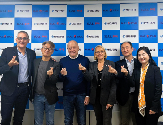 한진관광 이장훈 대표(좌측 두번째)와 한진관광 김민수 상무(우측 두번째), 남프랑스 관광 관계자 방문 기념 사진